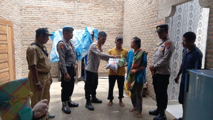 Polsek Medang Deras Santuni Korban Angin Kencang